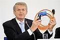 Audi, BMW, Daimler, Porsche und Volkswagen laden alle anderen OEMs ein, einen globalen Steckerstandard mit zu etablieren. Daimler-Vorstand Thomas Weber präsentierte bereits auf der IAA 2009 symbolhaft ein solches Ladekabel. Foto: UnitedPictures/ar